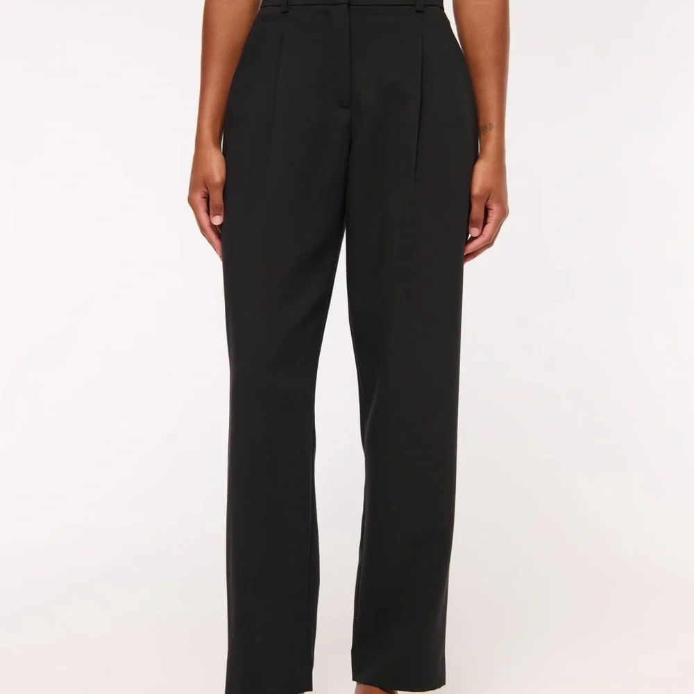 Abercrombie Women’s Curve Love Quinn Tailored Straight Pant 32 Short - Picture 2 of 4
